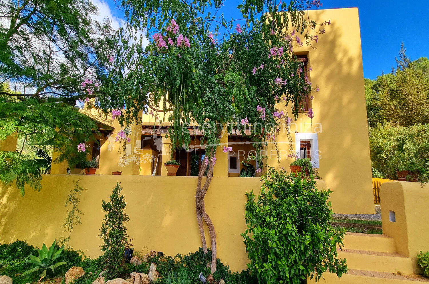 Beautiful Traditional Country Finca with Full Tourist License, ref. 1536, for sale in Ibiza by everything ibiza Properties