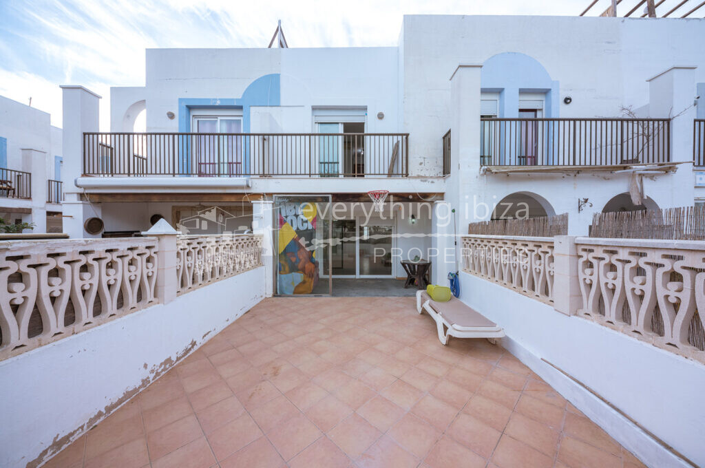 Impressive 4 Bedroomed Townhouse Close to the Beach & Sea, ref. 1537, for sale in Ibiza by everything ibiza Properties