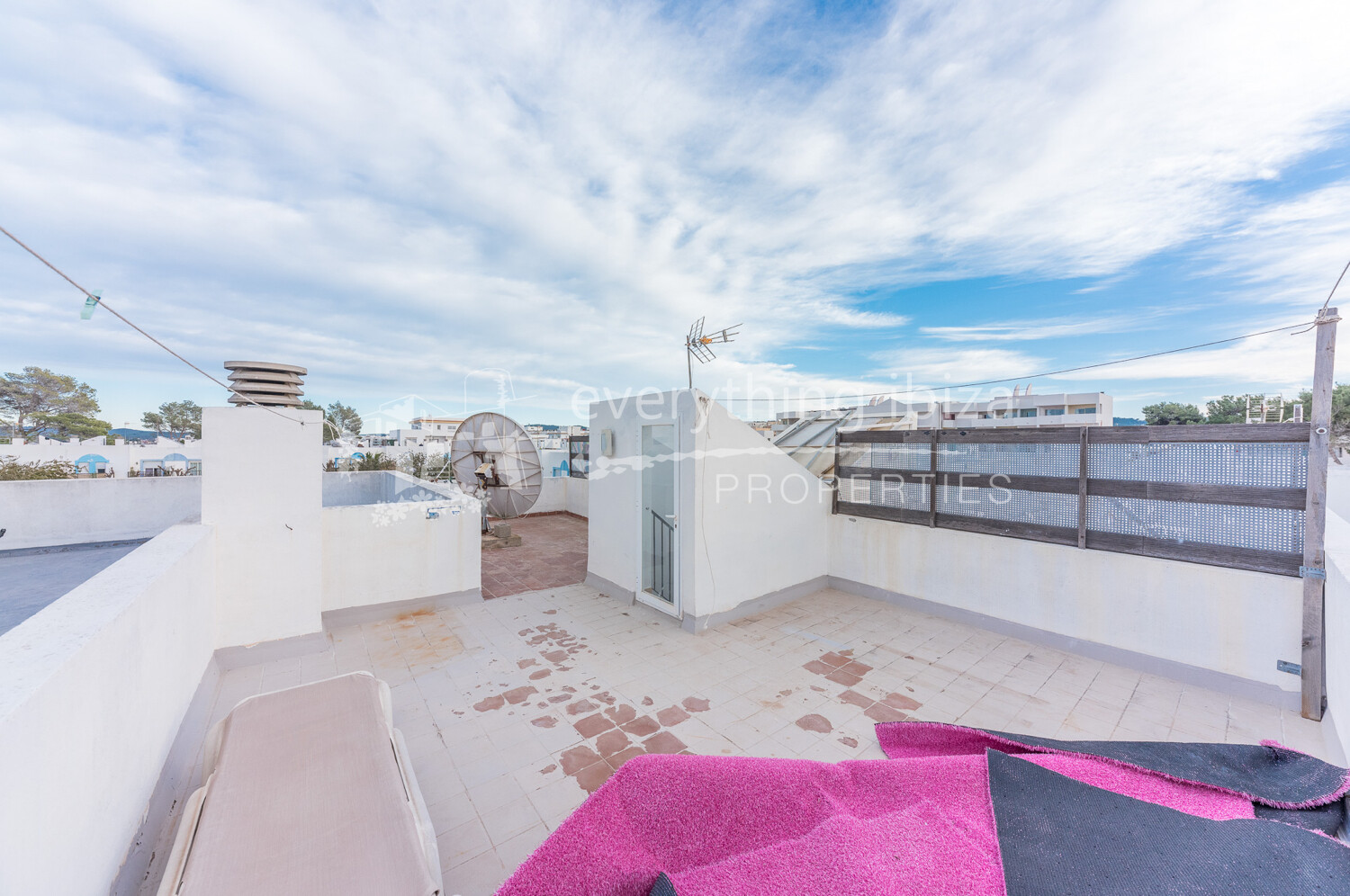 Impressive 4 Bedroomed Townhouse Close to the Beach & Sea, ref. 1537, for sale in Ibiza by everything ibiza Properties