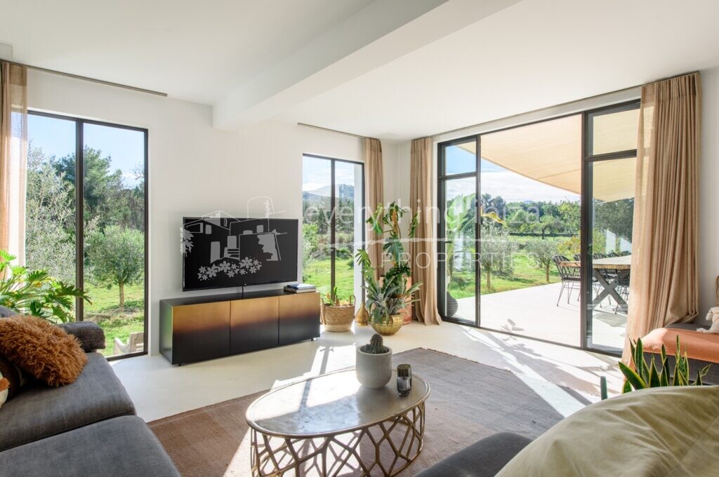 Luxury Cosmopolitan Villa of Top Quality Set in Peaceful Countryside, ref. 1542, for sale in Ibiza by everything ibiza Properties
