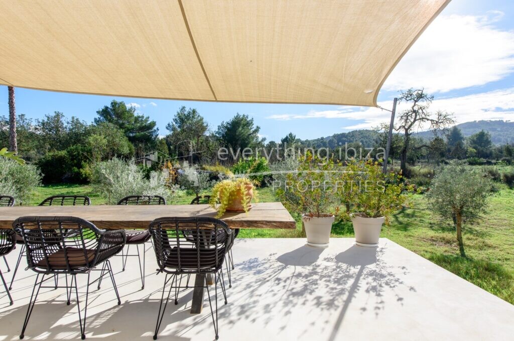 Luxury Cosmopolitan Villa of Top Quality Set in Peaceful Countryside, ref. 1542, for sale in Ibiza by everything ibiza Properties