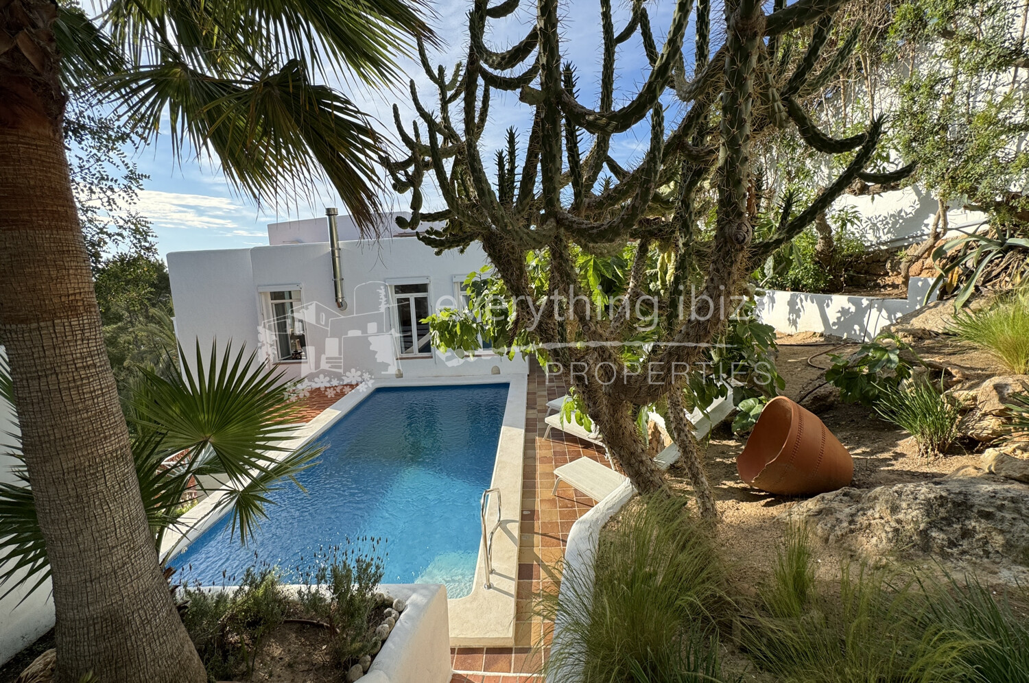 Charming Traditional Villa and 2 Separate Apartments with Super Sea & Sunset Views, ref. 1698, for sale in Ibiza by everything ibiza Properties