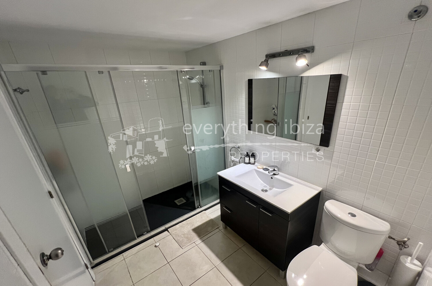 Stylish Modern 3 Bedroom Apartment Close to the Beach & Prestigious Marinas, ref. 1709, for sale in Ibiza by everything ibiza Properties