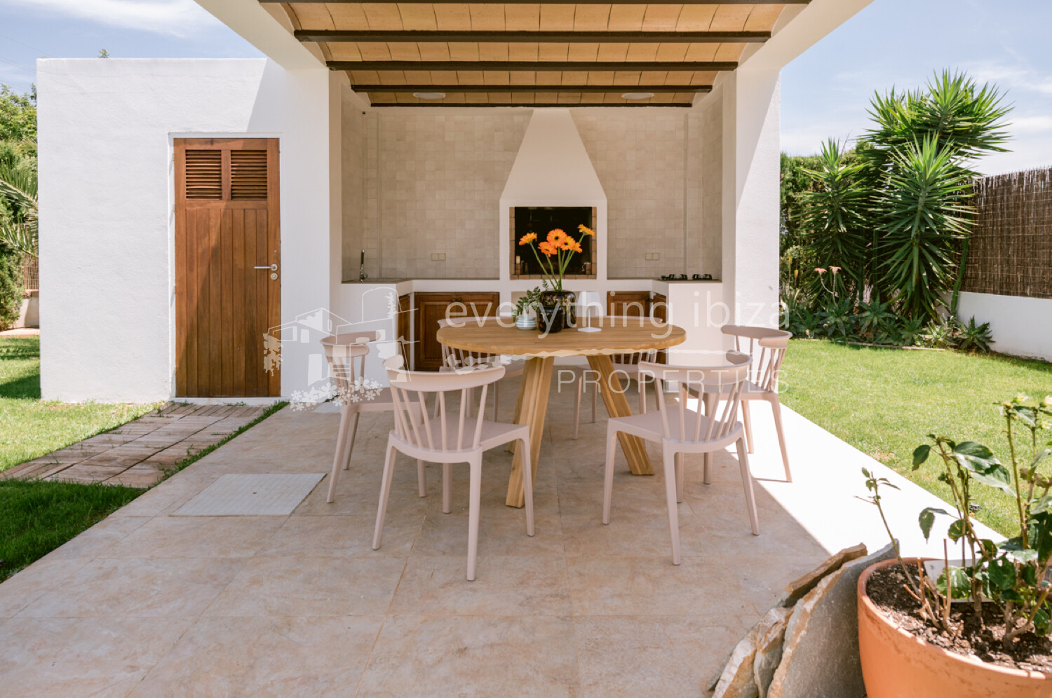 Modern Luxurious Detached Villa with Private Pool and Beautiful Garden, ref. 1720, for sale in Ibiza by everything ibiza Properties