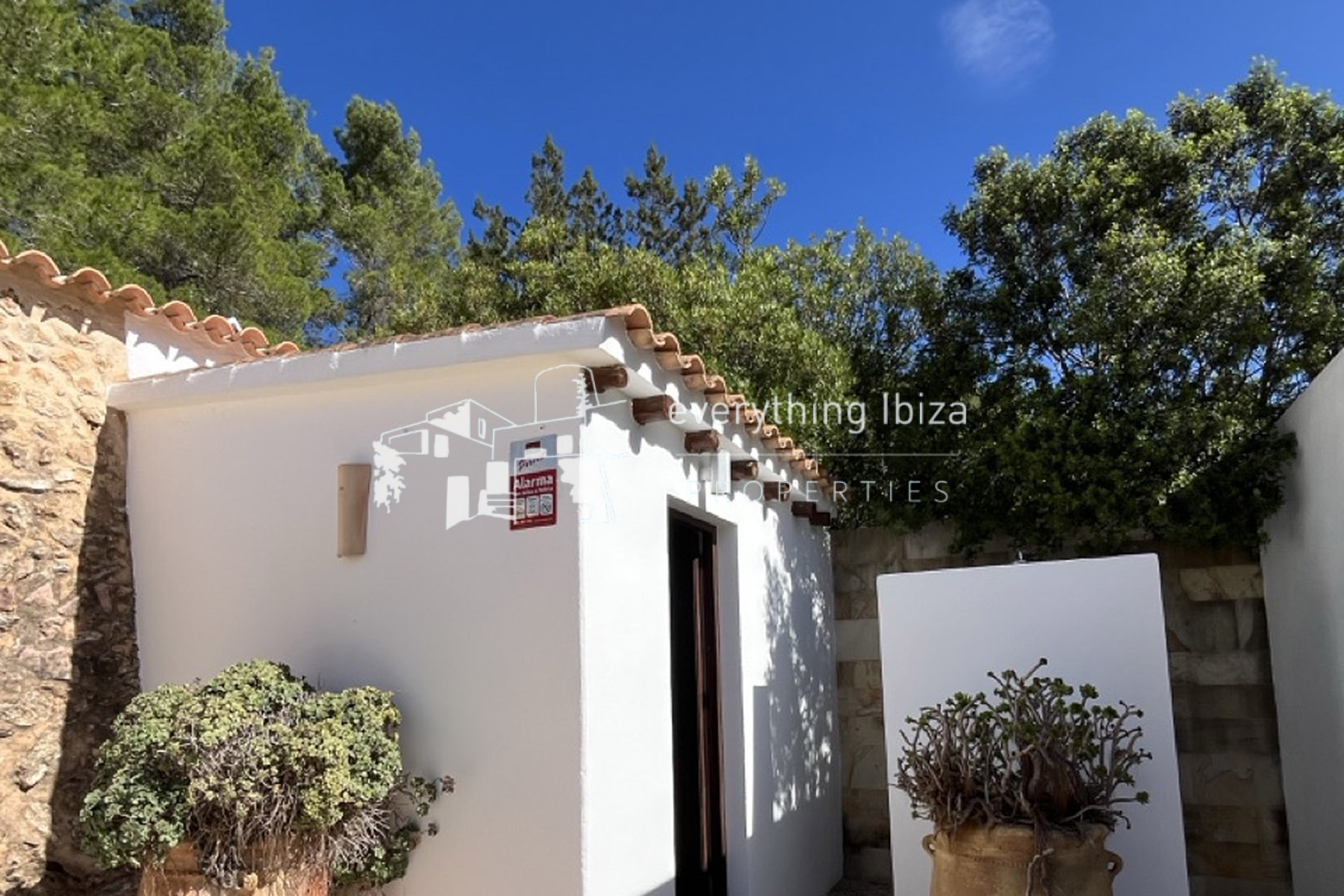 Traditional Ibiza Finca with Pool and Tourist License Set in a Stunning Rural Setting by everything ibiza Properties - ref. 1865
