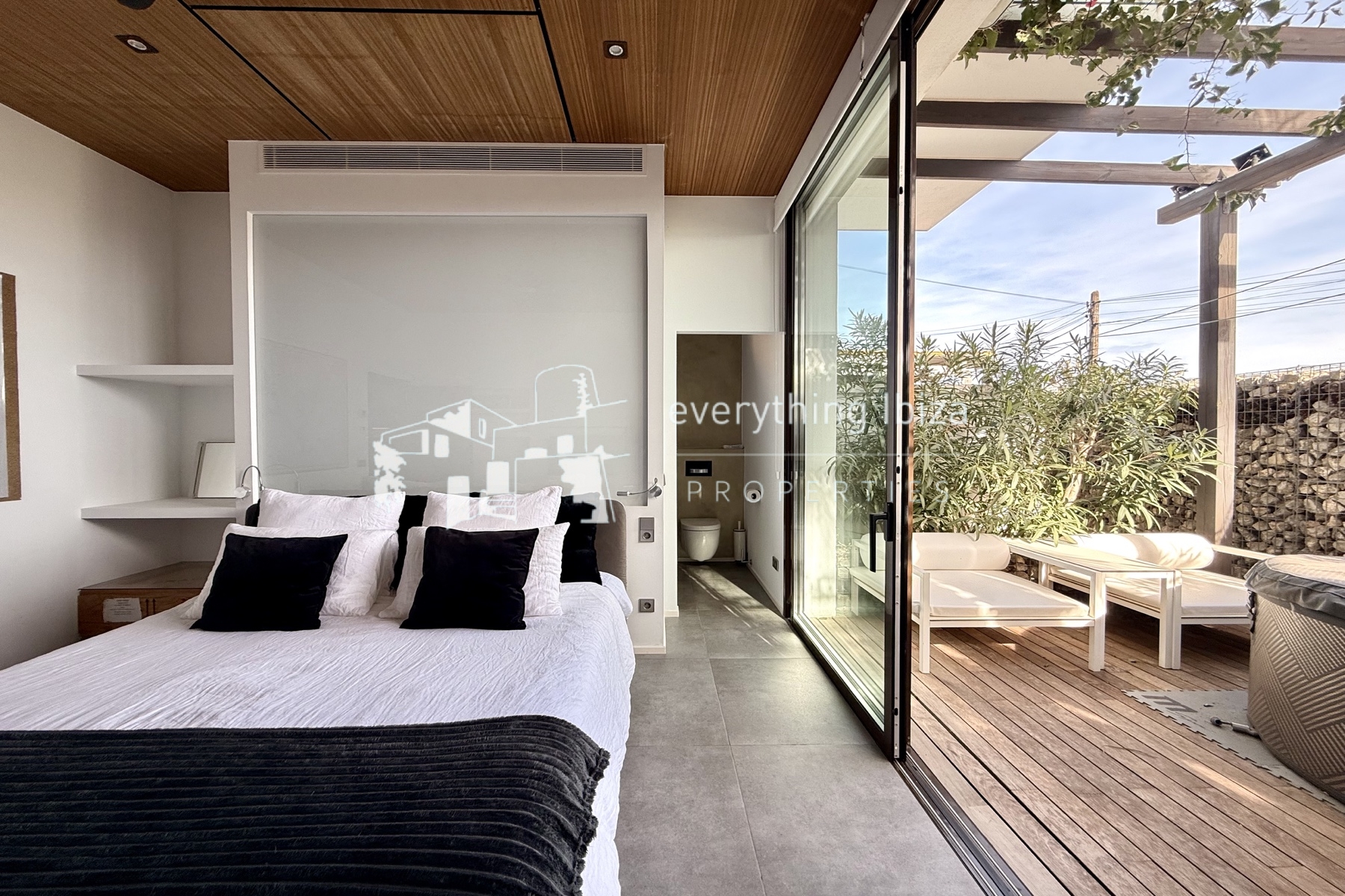 Super Ground Floor 3 Bed Apartment with Private Pool in Central San Jose Village by everything ibiza Properties - ref. 1881