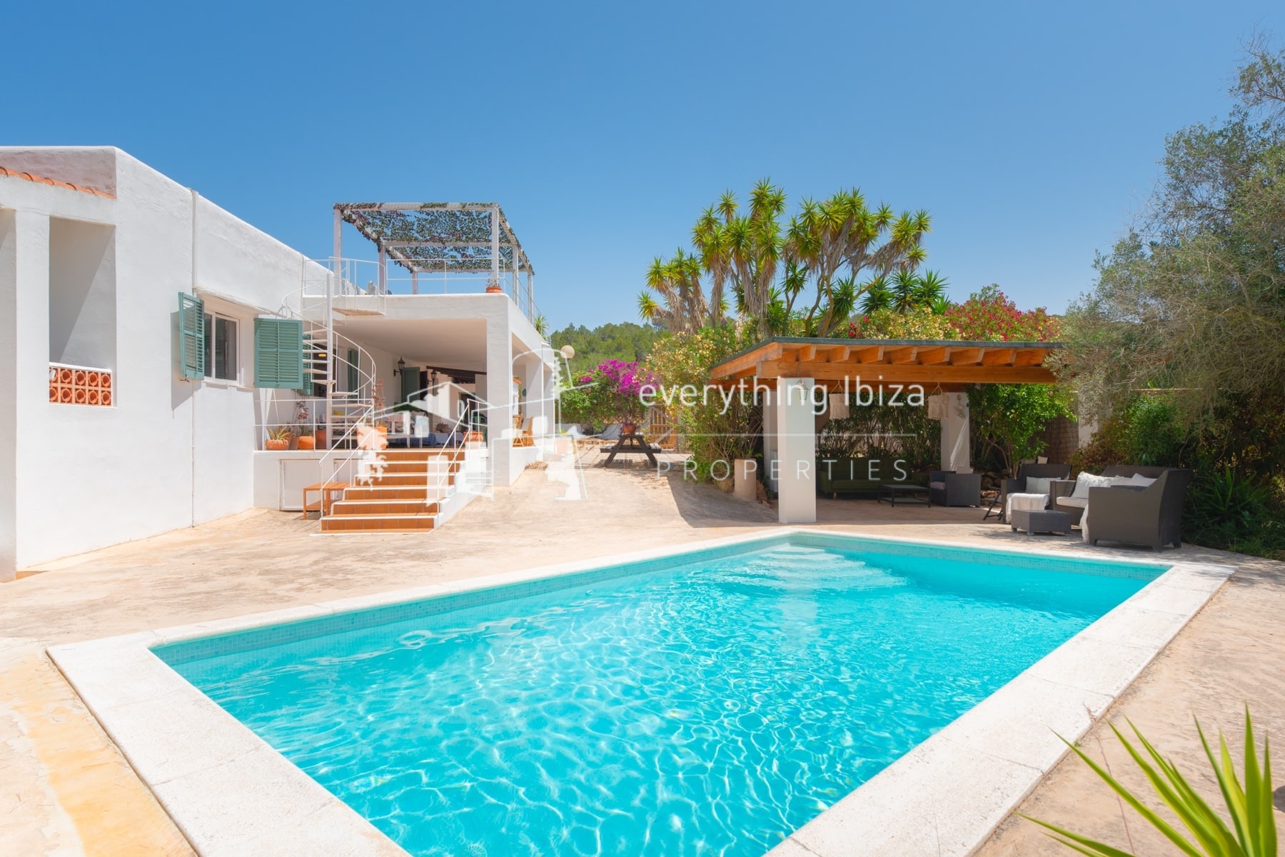 Traditional Charismatic Villa with Garden and Private Pool Set in the Benimussa Countryside - for sale by everything ibiza Properties - ref. 1885