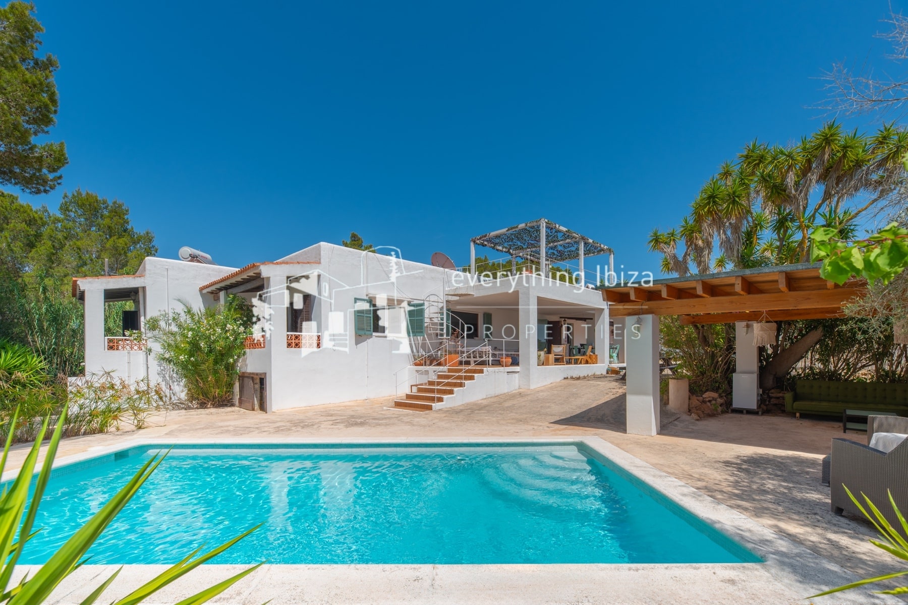 Traditional Charismatic Villa with Garden and Private Pool Set in the Benimussa Countryside - for sale by everything ibiza Properties - ref. 1885