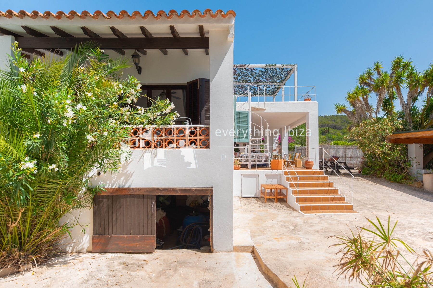 Traditional Charismatic Villa with Garden and Private Pool Set in the Benimussa Countryside - for sale by everything ibiza Properties - ref. 1885