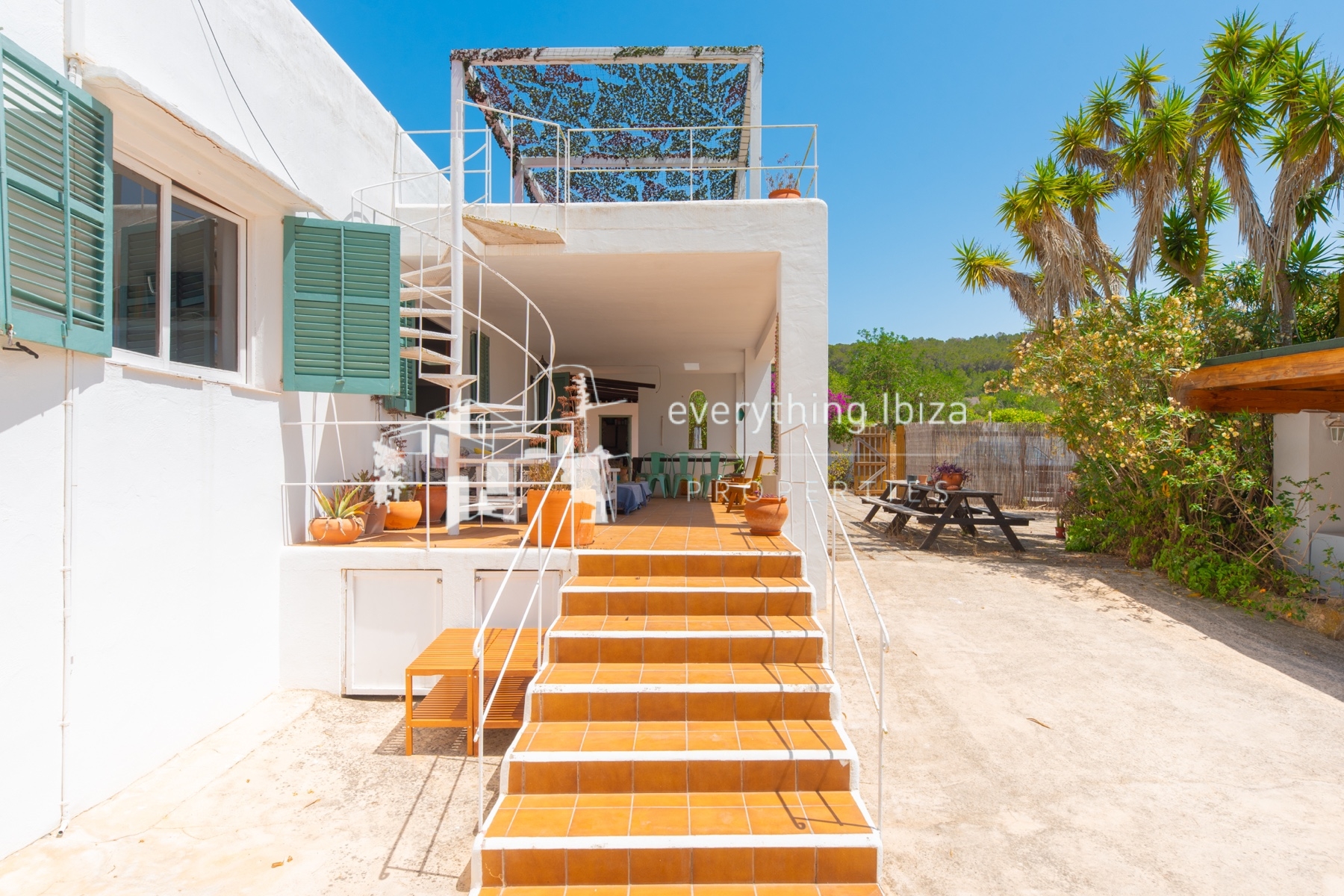 Traditional Charismatic Villa with Garden and Private Pool Set in the Benimussa Countryside - for sale by everything ibiza Properties - ref. 1885