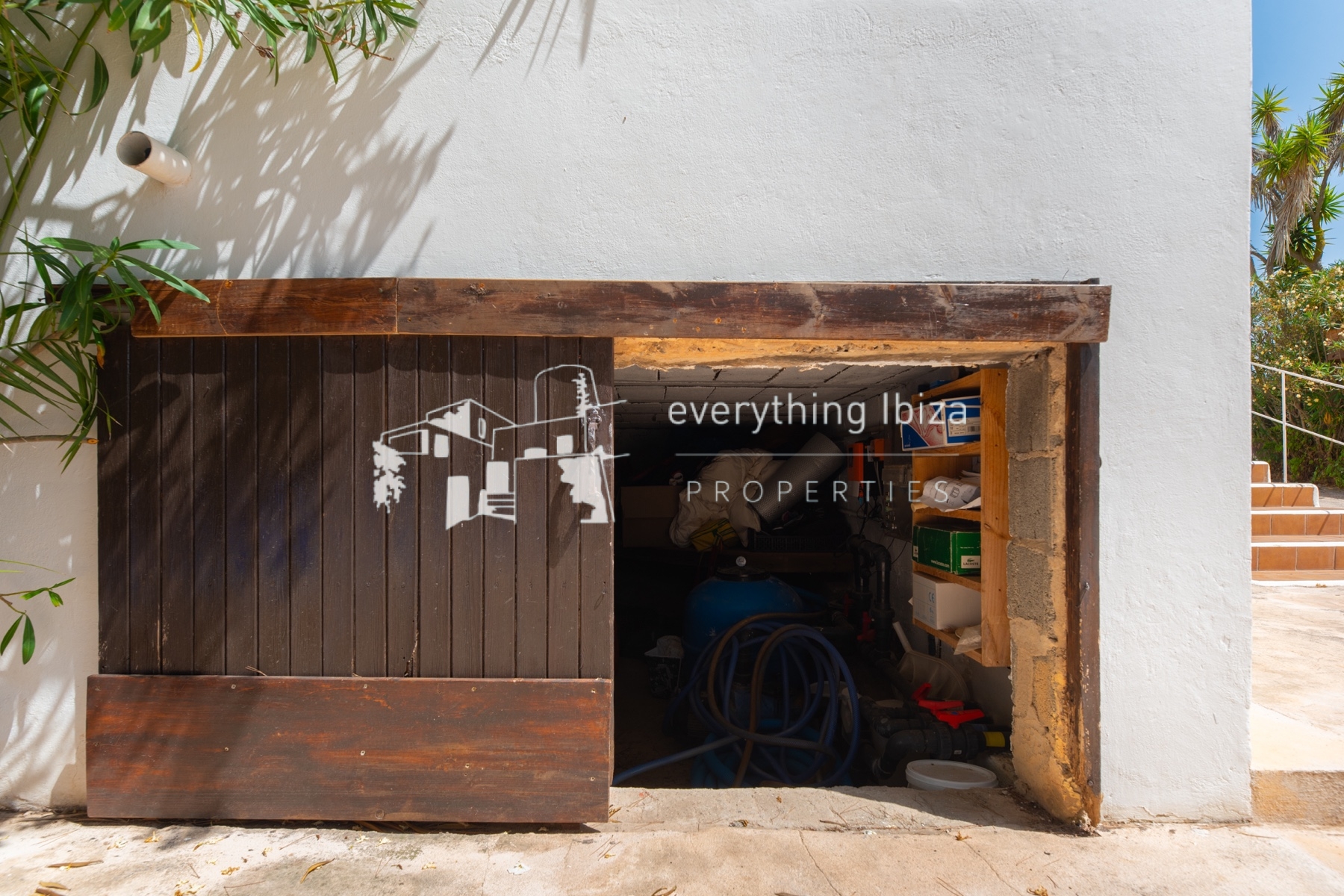 Traditional Charismatic Villa with Garden and Private Pool Set in the Benimussa Countryside - for sale by everything ibiza Properties - ref. 1885