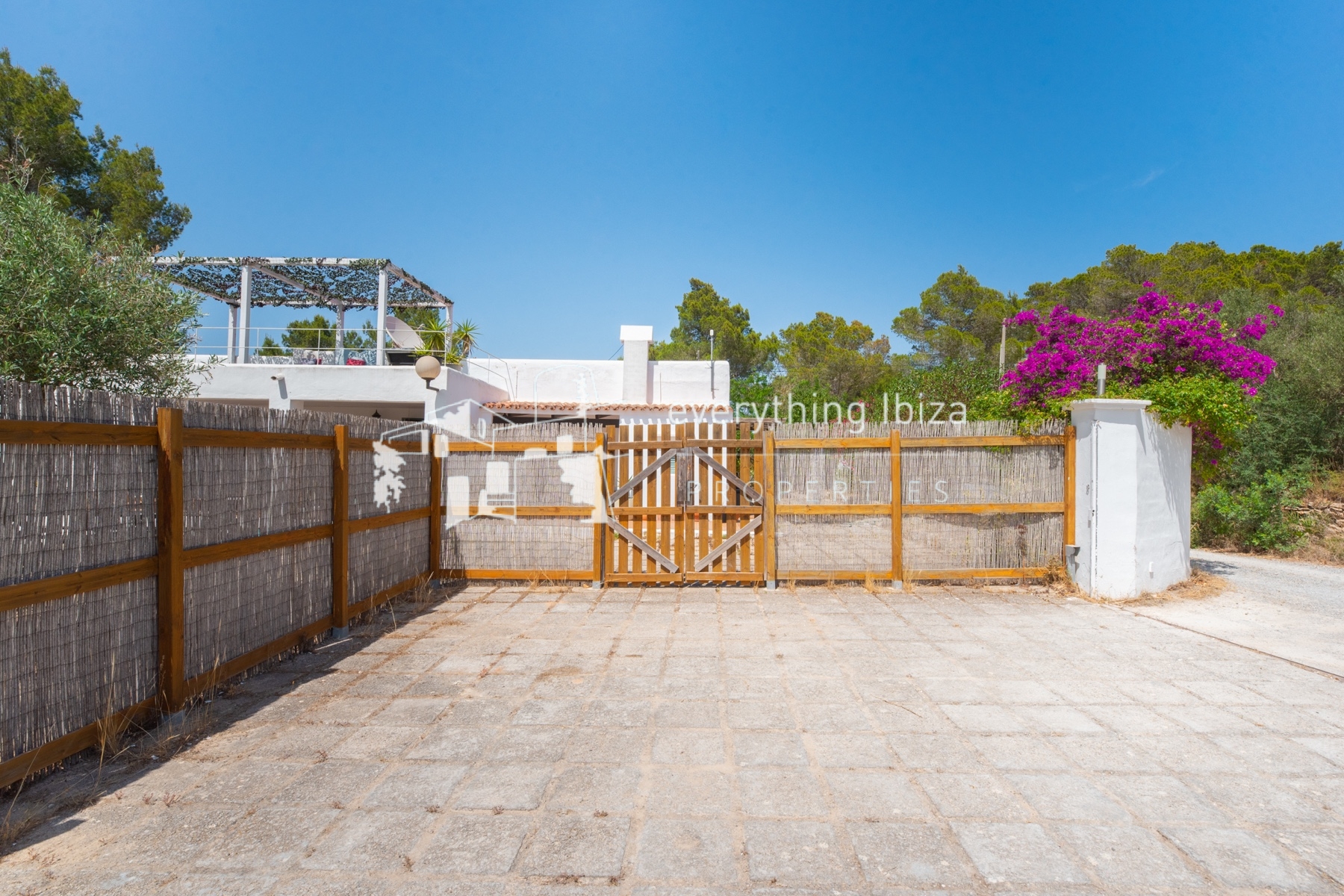 Traditional Charismatic Villa with Garden and Private Pool Set in the Benimussa Countryside - for sale by everything ibiza Properties - ref. 1885