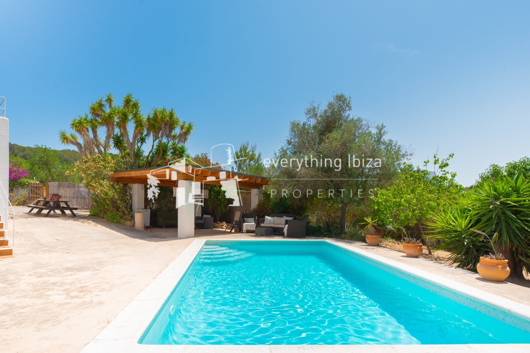 Traditional Charismatic Villa with Garden and Private Pool Set in the Benimussa Countryside - for sale by everything ibiza Properties - ref. 1885