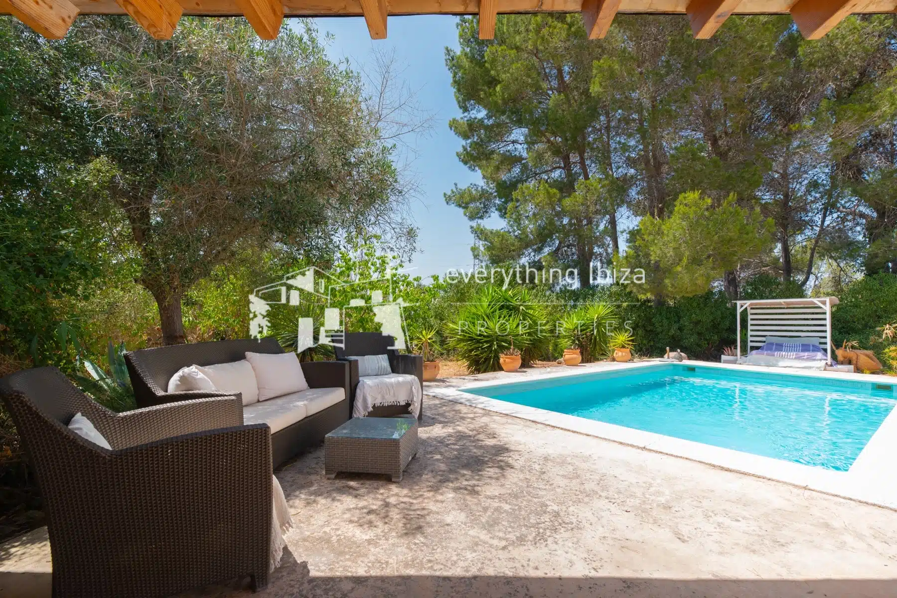 Traditional Charismatic Villa with Garden and Private Pool Set in the Benimussa Countryside - for sale by everything ibiza Properties - ref. 1885