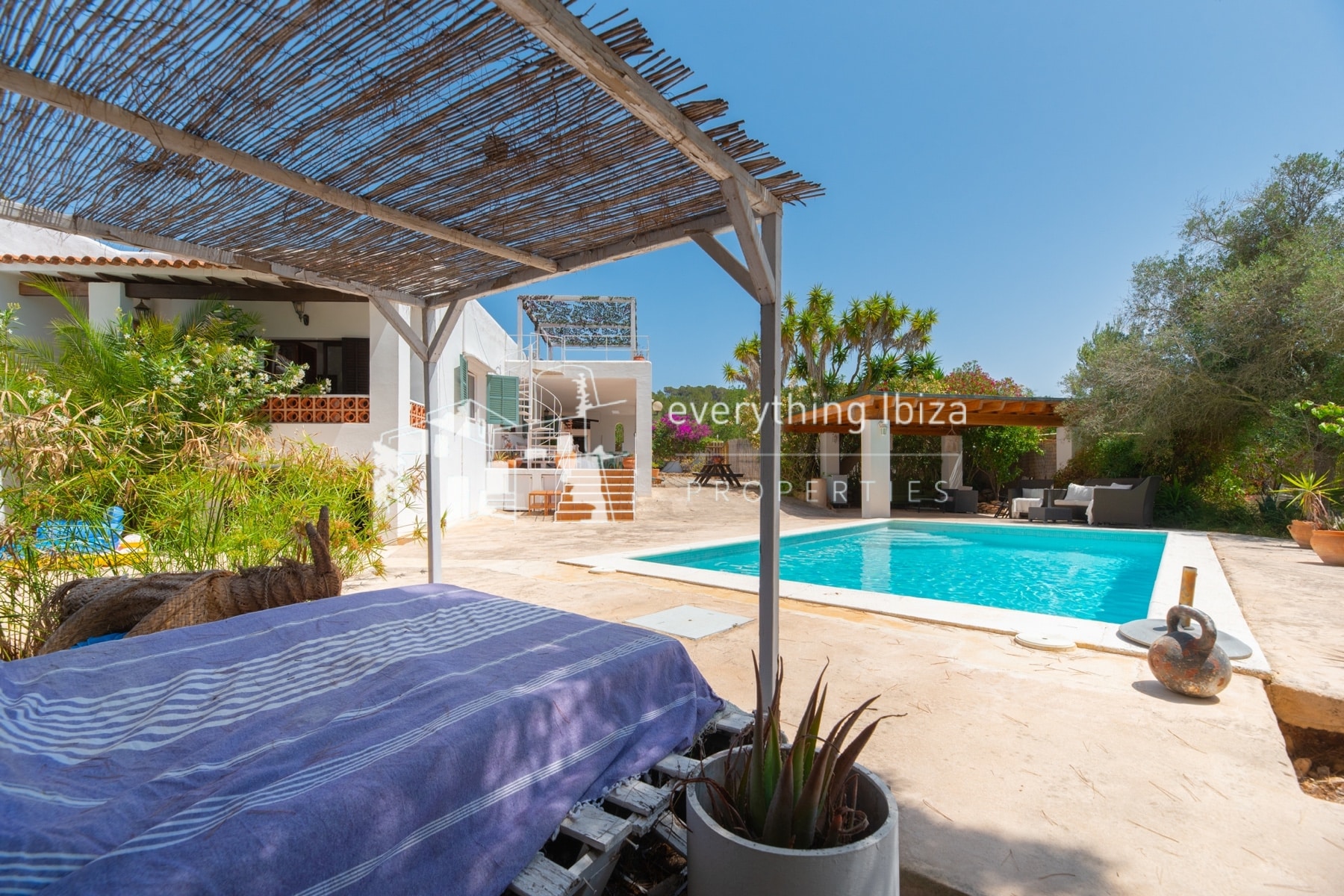 Traditional Charismatic Villa with Garden and Private Pool Set in the Benimussa Countryside - for sale by everything ibiza Properties - ref. 1885