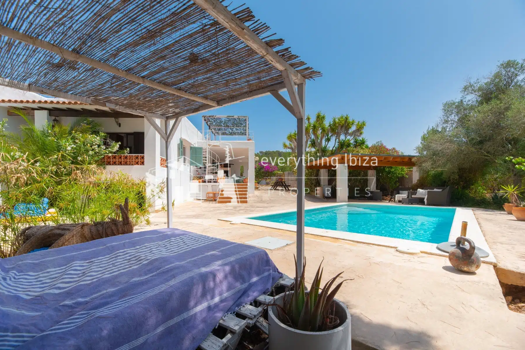 Traditional Charismatic Villa with Garden and Private Pool Set in the Benimussa Countryside - for sale by everything ibiza Properties - ref. 1885