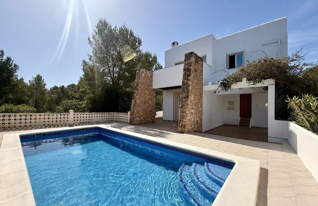 Charming Traditionally Styled Villa with Private Pool and Close to Area Amenities in San Agusti de Vedra — Villa
