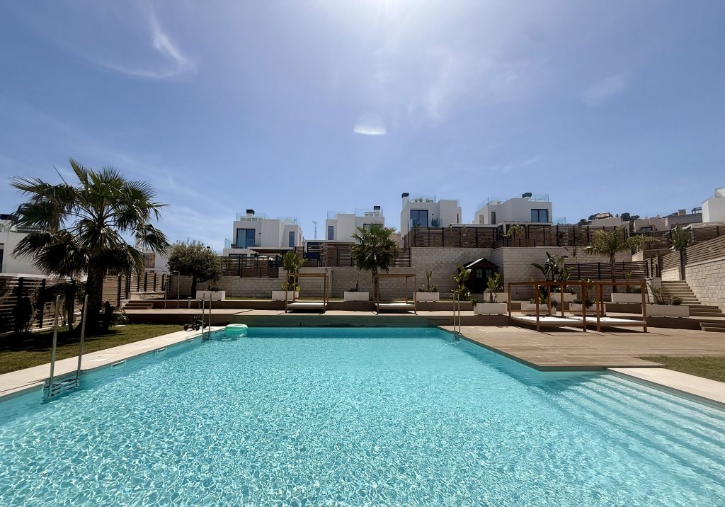 Exceptional Detached Townhouse with Private Splash Pool Close to Nearby Cala Tarida Beach in Cala Tarida — Townhouse