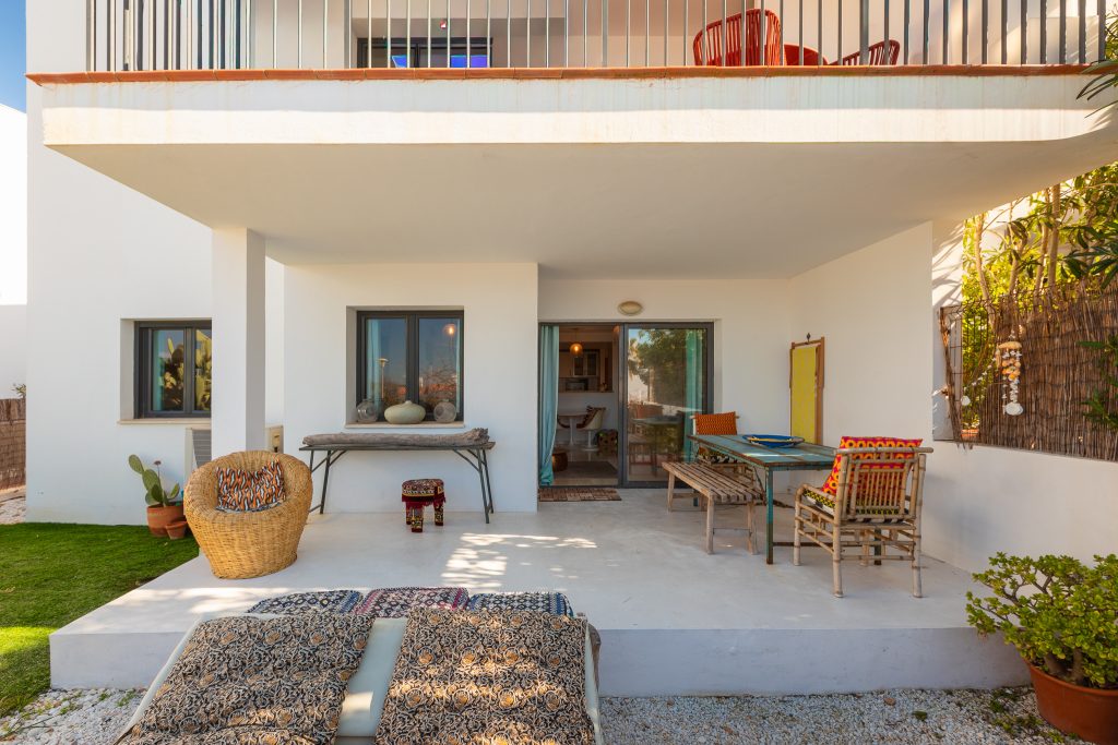 Ground Floor Corner Apartment with Contemporary Bohemium Charm Close to the Nearby Beach in Cala Tarida — Apartment