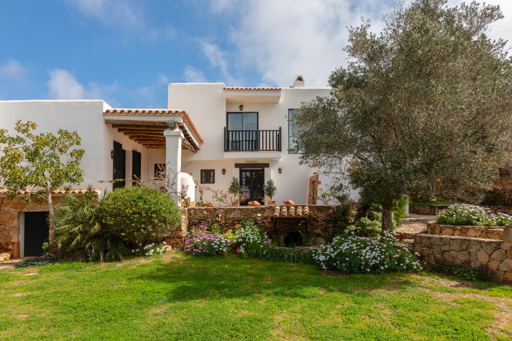 Beautifully Designed Authentic Country Villa Close to the Beach with Guest House, Sea and Sunset Views in Cala Salada — Villa