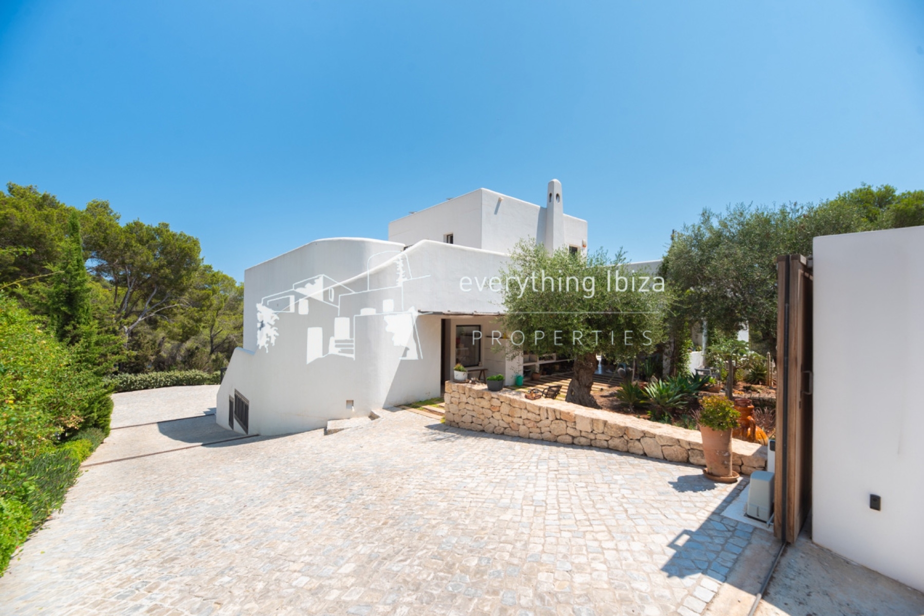 Impressive Mediterranean Villa with Super Views and Walking Distance to the Beach - for sale by everything ibiza Properties - ref. 1887