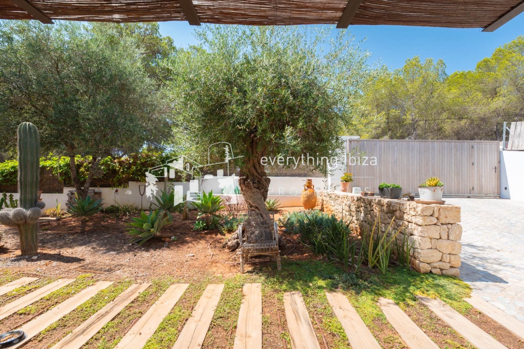 Impressive Mediterranean Villa with Super Views and Walking Distance to the Beach - for sale by everything ibiza Properties - ref. 1887