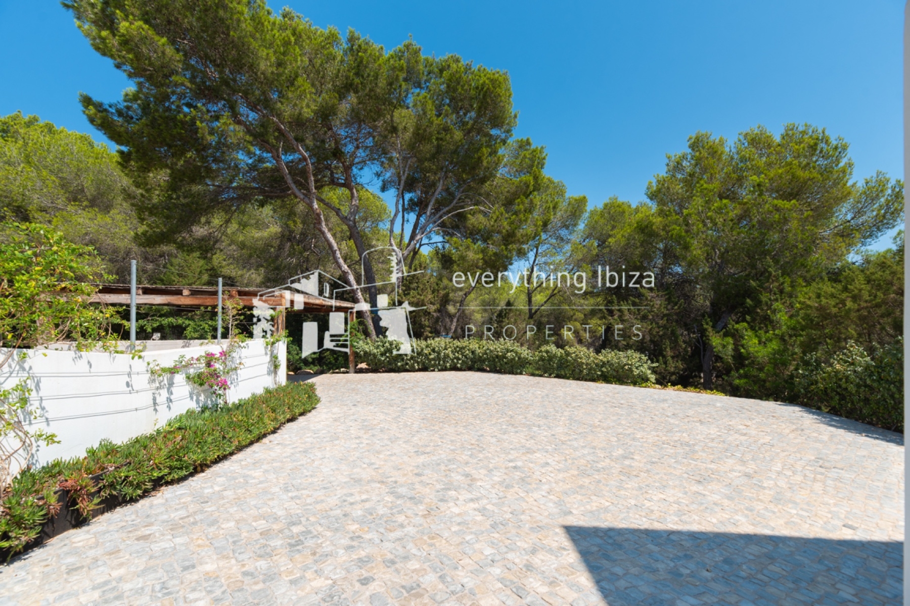 Impressive Mediterranean Villa with Super Views and Walking Distance to the Beach - for sale by everything ibiza Properties - ref. 1887