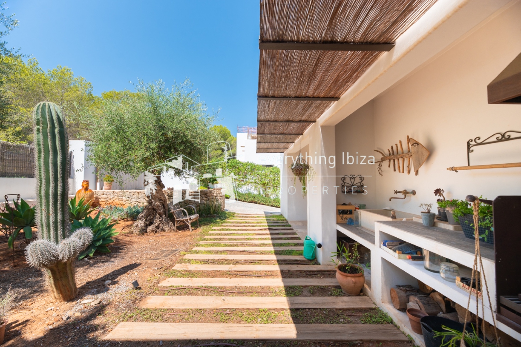 Impressive Mediterranean Villa with Super Views and Walking Distance to the Beach - for sale by everything ibiza Properties - ref. 1887