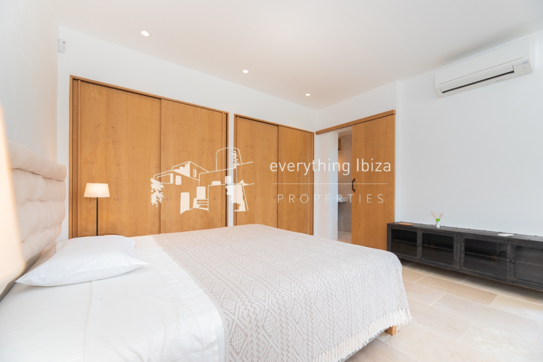 Impressive Mediterranean Villa with Super Views and Walking Distance to the Beach - for sale by everything ibiza Properties - ref. 1887