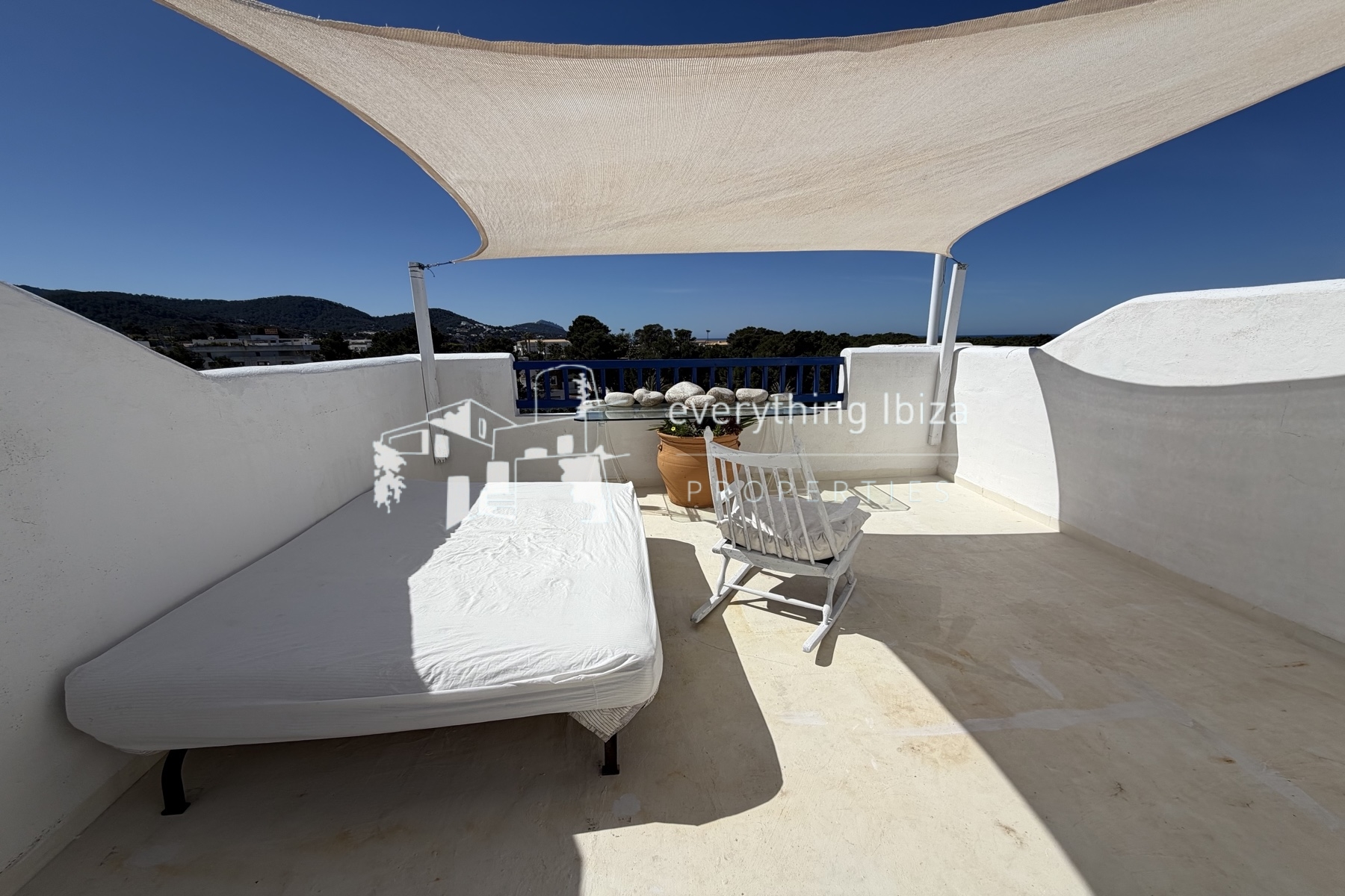 Charming Penthouse Apartment with Rooftop Splash Pool, Sea and Sunset Views - for sale by everything ibiza Properties - ref. 1890