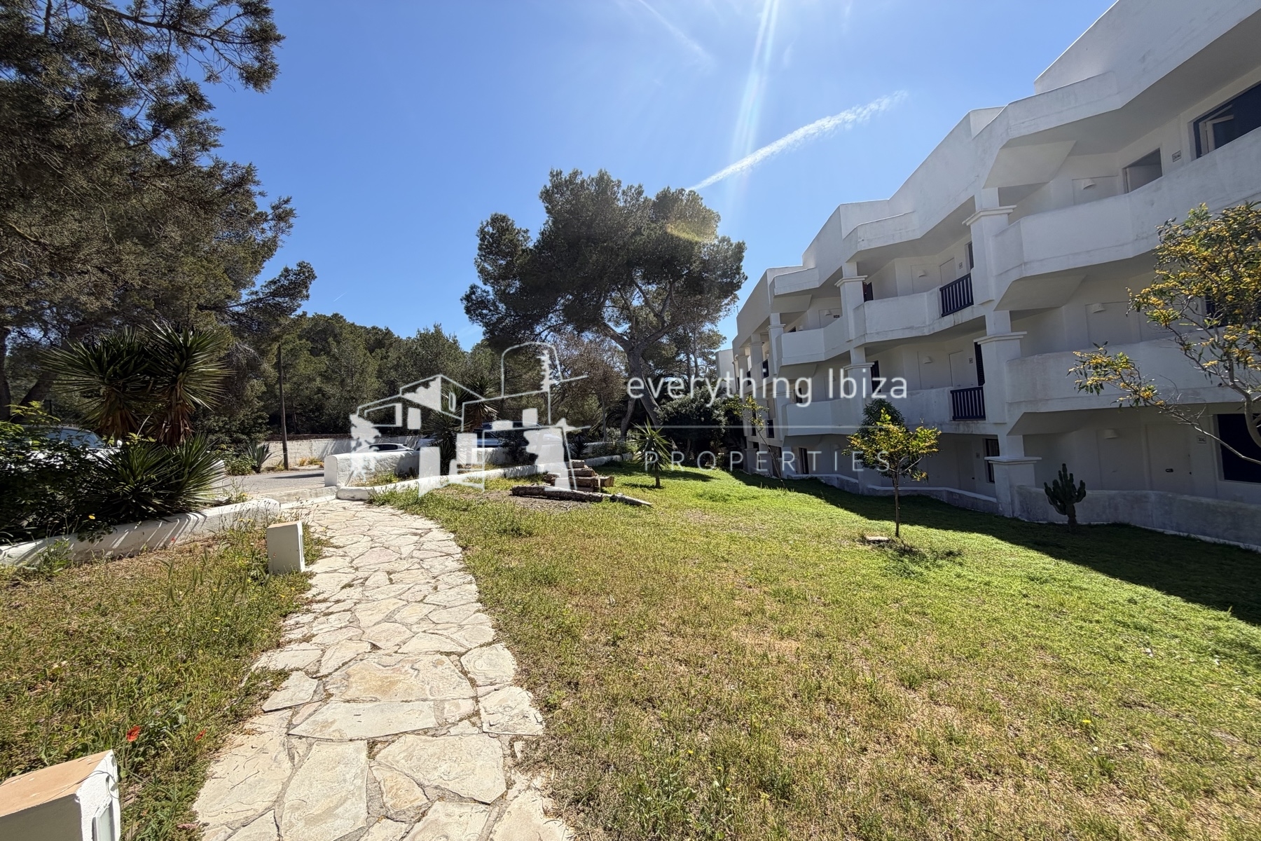 Charming Penthouse Apartment with Rooftop Splash Pool, Sea and Sunset Views - for sale by everything ibiza Properties - ref. 1890