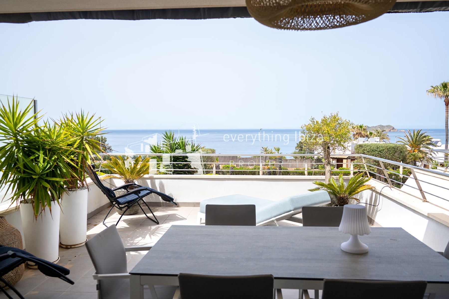 Elegant Modern Apartment in Private Residential Complex with Super Sea and Sunset Views - for sale by everything ibiza Properties - ref. 1892