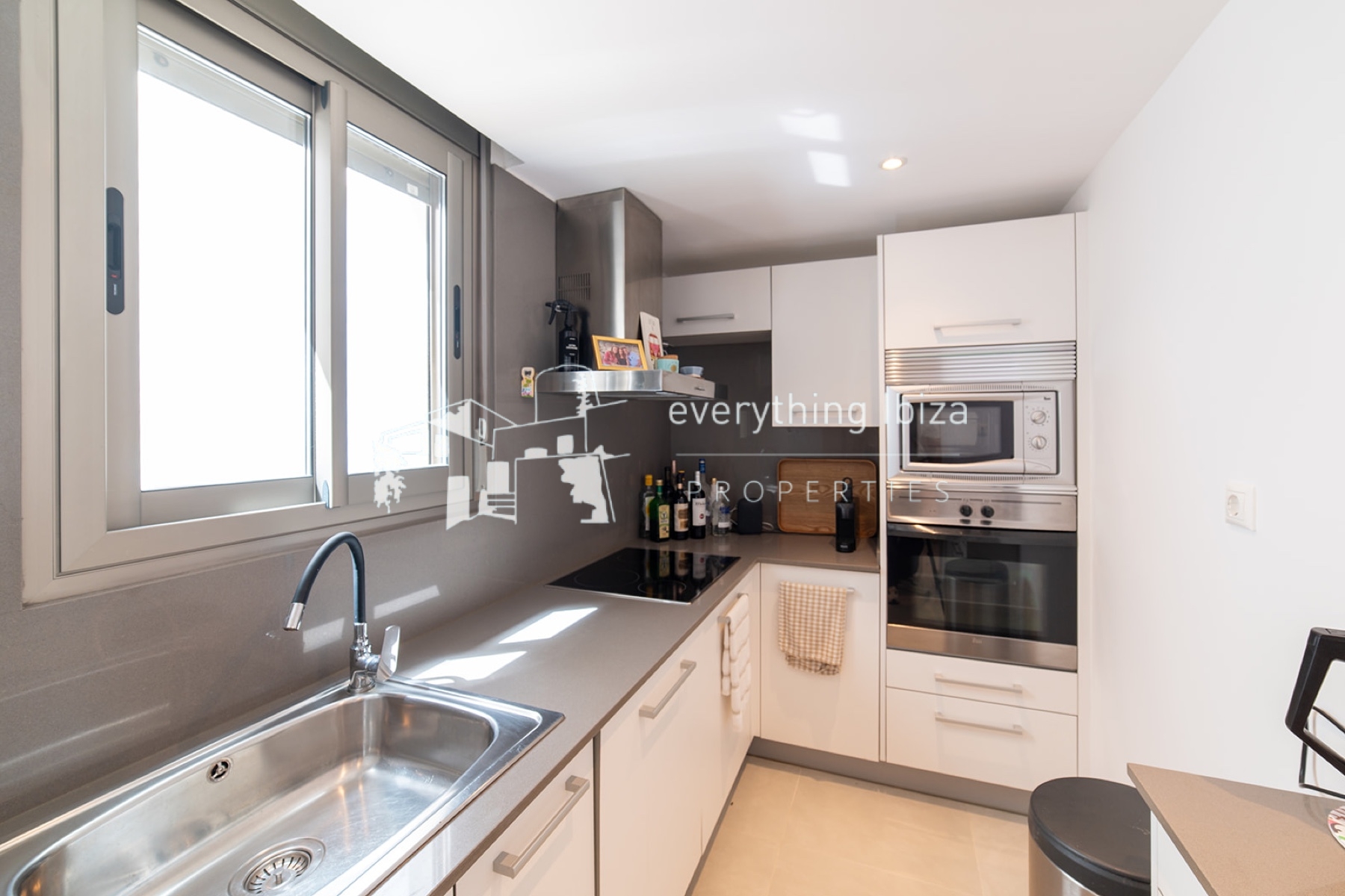 Elegant Modern Apartment in Private Residential Complex with Super Sea and Sunset Views - for sale by everything ibiza Properties - ref. 1892