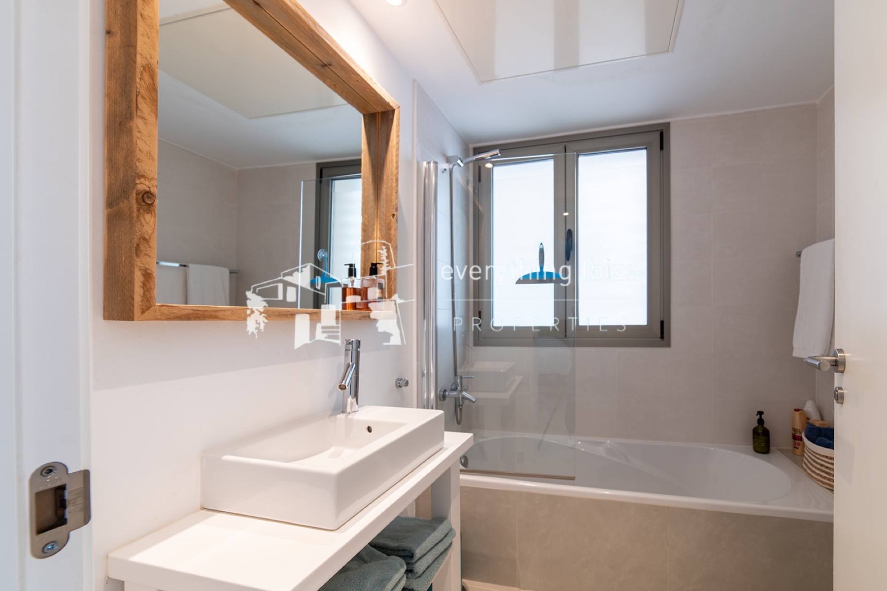 Elegant Modern Apartment in Private Residential Complex with Super Sea and Sunset Views - for sale by everything ibiza Properties - ref. 1892