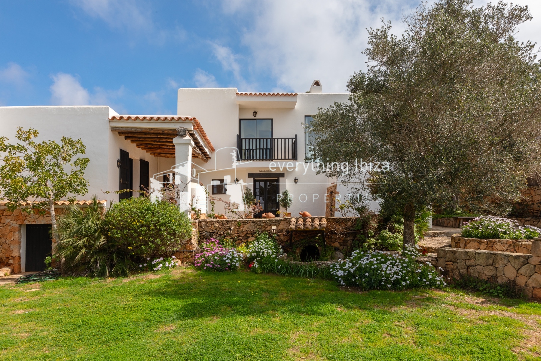 Beautifully Designed Authentic Country Villa with Guest House and Super Sea and Sunset Views - for sale by everything ibiza Properties - ref. 1893