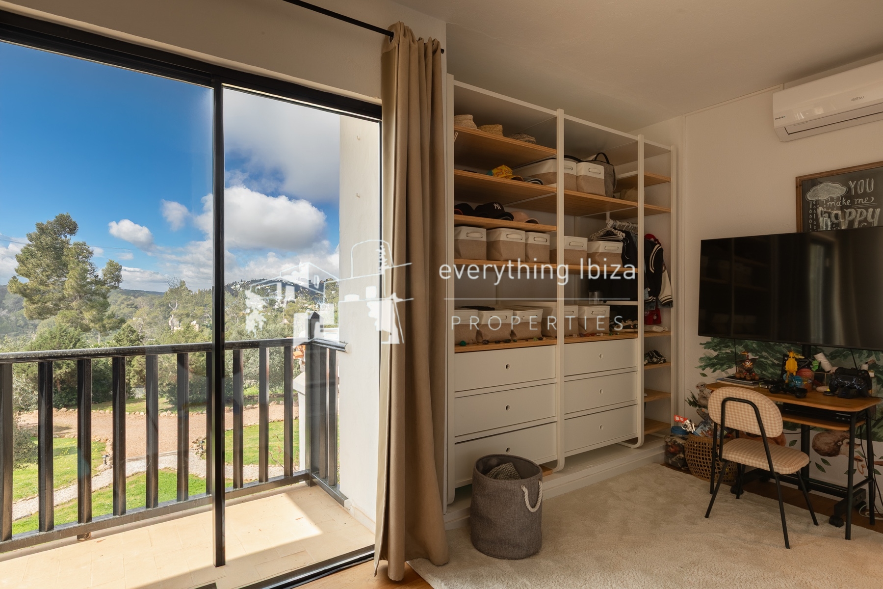 Beautifully Designed Authentic Country Villa with Guest House and Super Sea and Sunset Views - for sale by everything ibiza Properties - ref. 1893