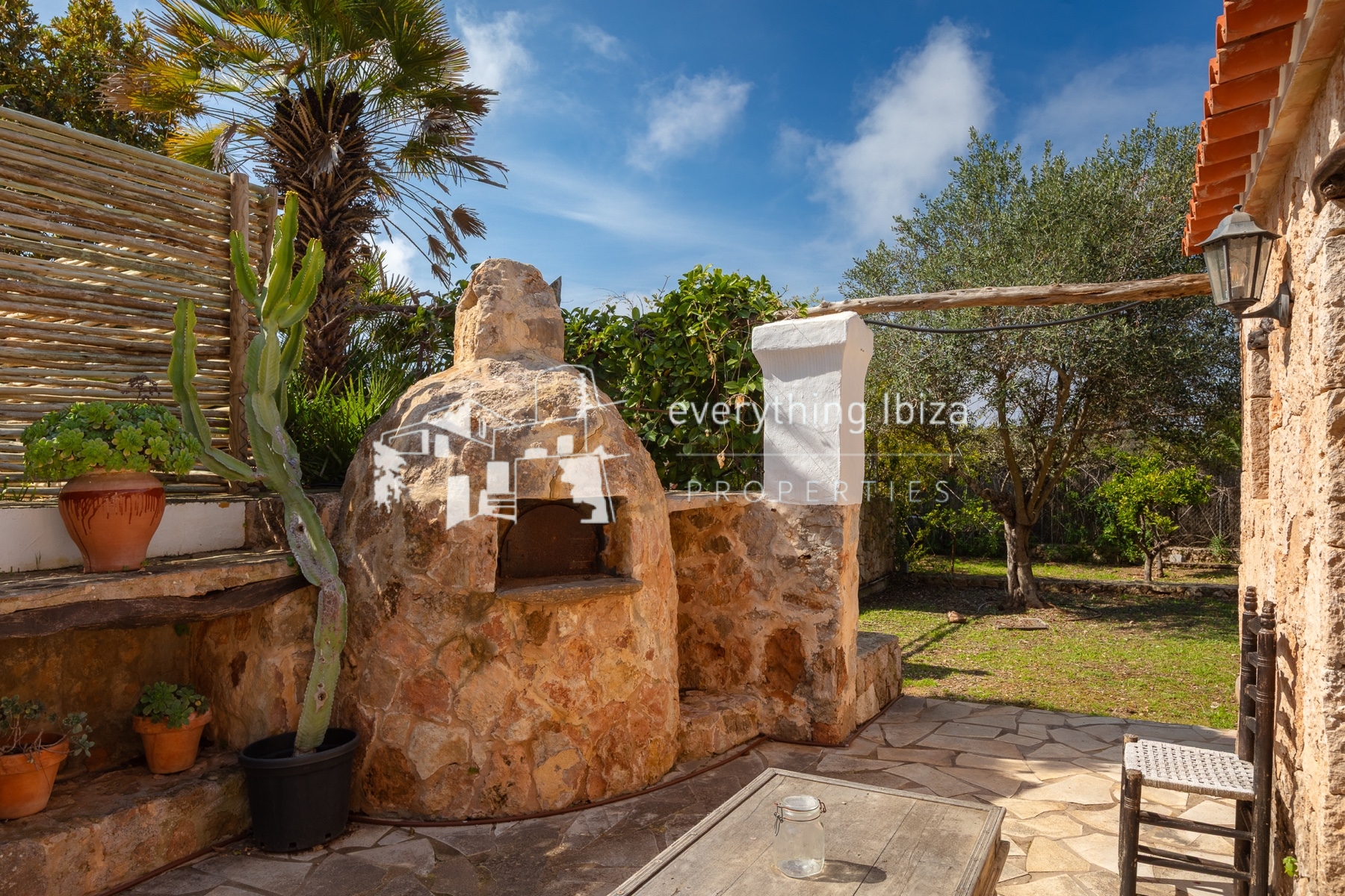 Beautifully Designed Authentic Country Villa with Guest House and Super Sea and Sunset Views - for sale by everything ibiza Properties - ref. 1893