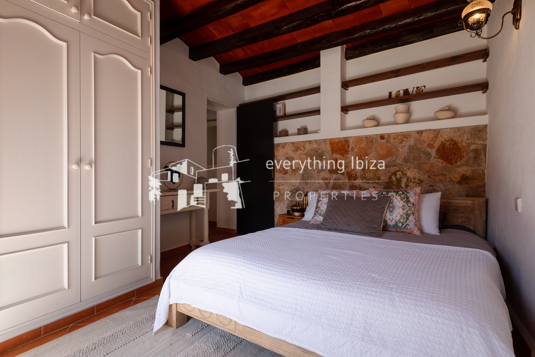 Beautifully Designed Authentic Country Villa with Guest House and Super Sea and Sunset Views - for sale by everything ibiza Properties - ref. 1893