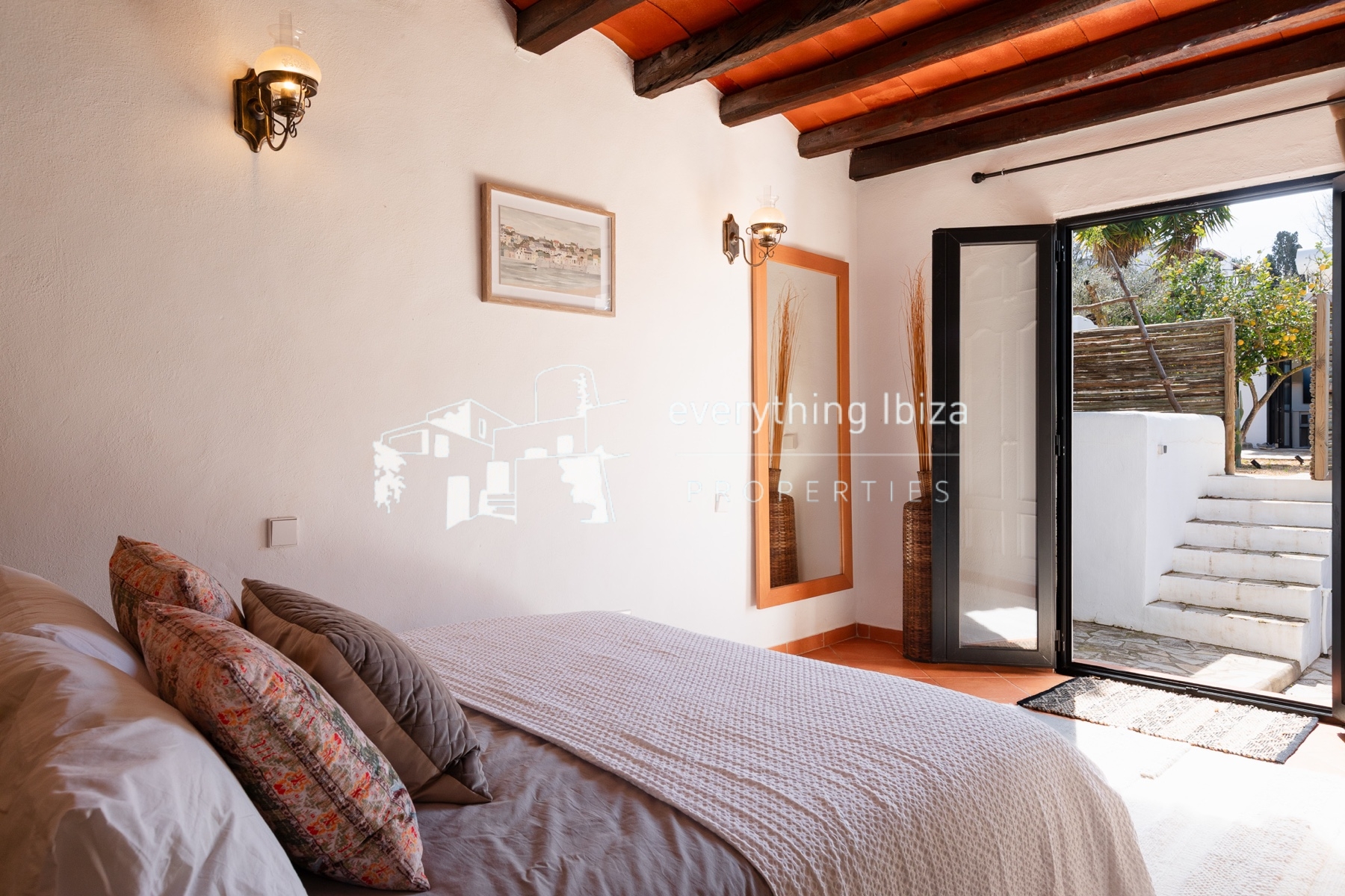 Beautifully Designed Authentic Country Villa with Guest House and Super Sea and Sunset Views - for sale by everything ibiza Properties - ref. 1893