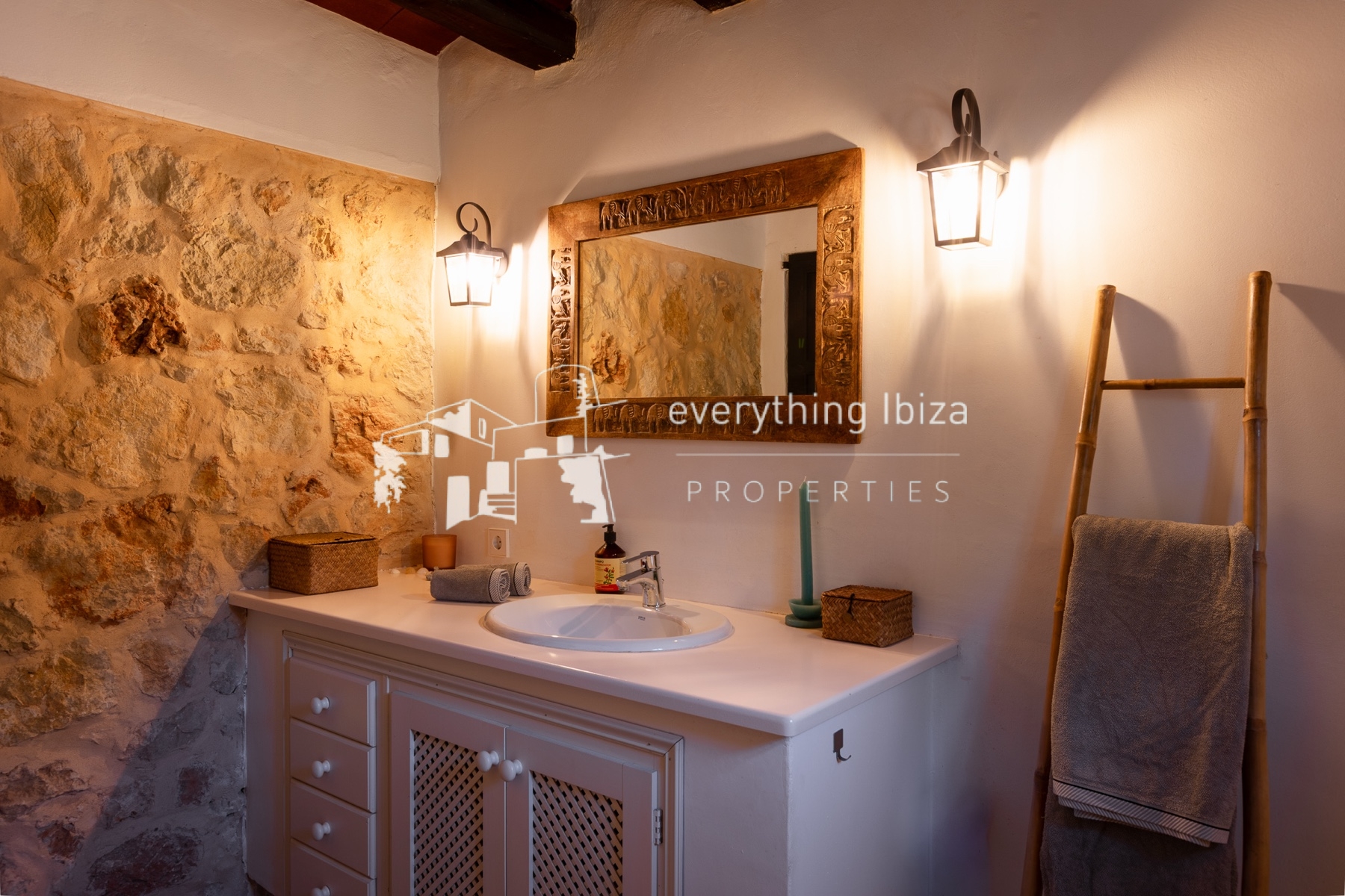 Beautifully Designed Authentic Country Villa with Guest House and Super Sea and Sunset Views - for sale by everything ibiza Properties - ref. 1893