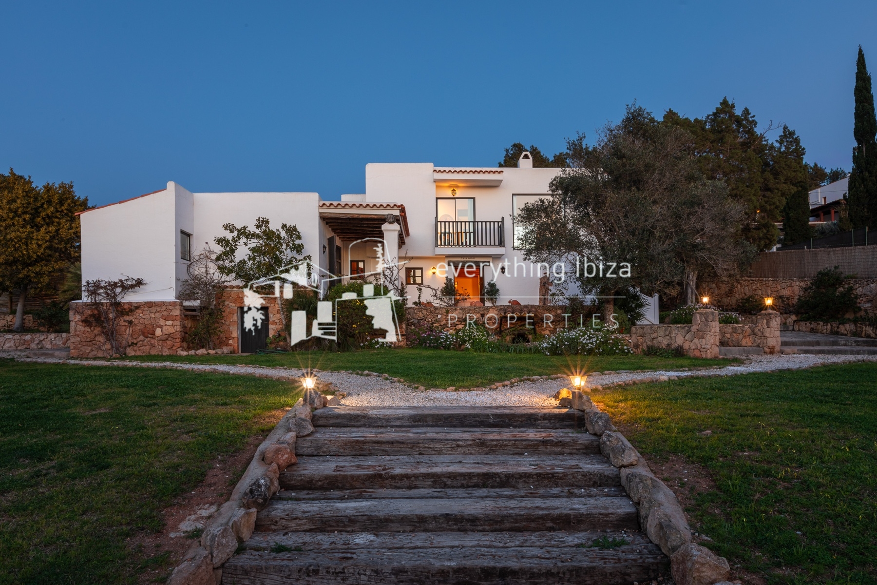 Beautifully Designed Authentic Country Villa with Guest House and Super Sea and Sunset Views - for sale by everything ibiza Properties - ref. 1893