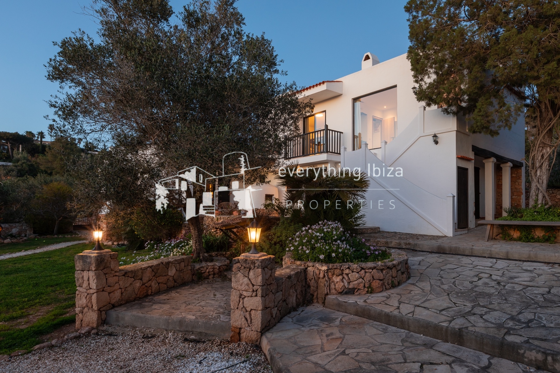 Beautifully Designed Authentic Country Villa with Guest House and Super Sea and Sunset Views - for sale by everything ibiza Properties - ref. 1893