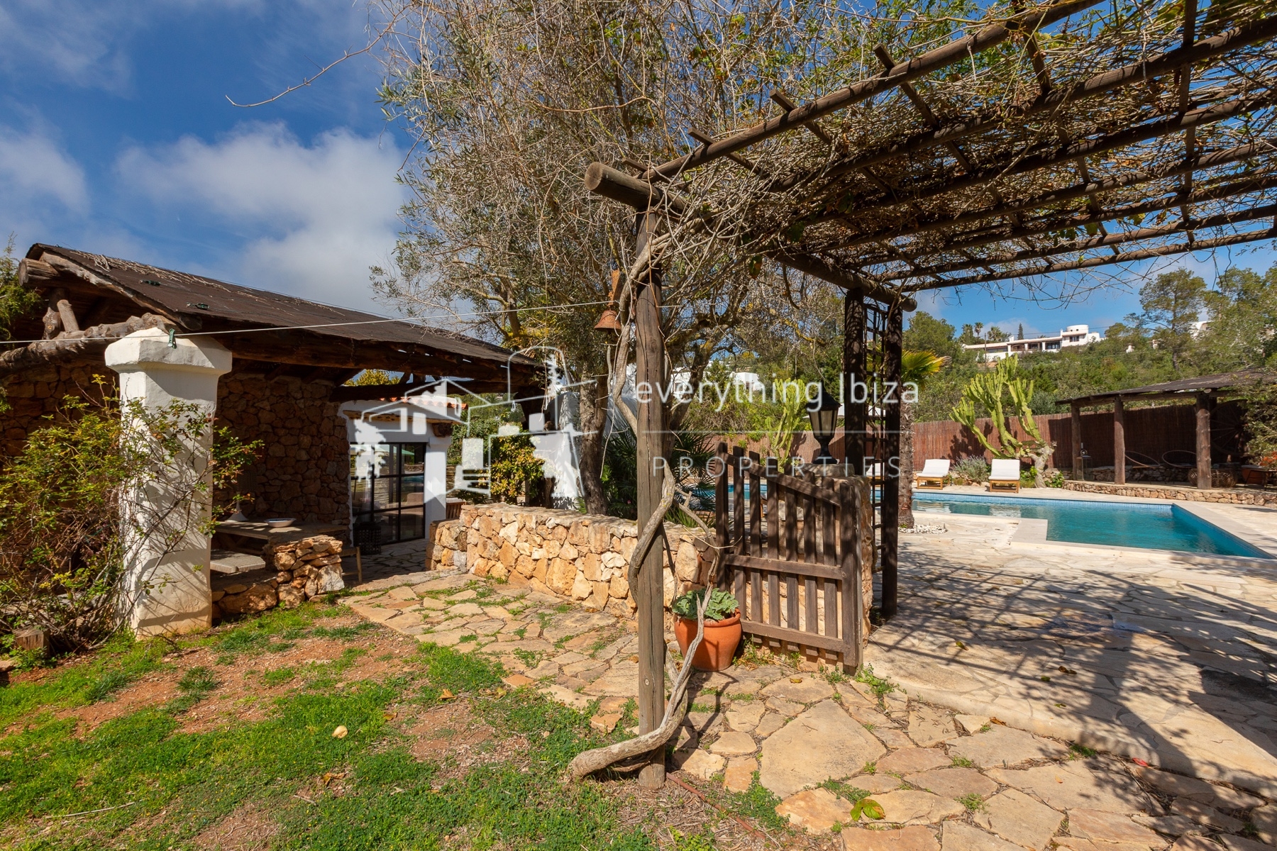Beautifully Designed Authentic Country Villa with Guest House and Super Sea and Sunset Views - for sale by everything ibiza Properties - ref. 1893