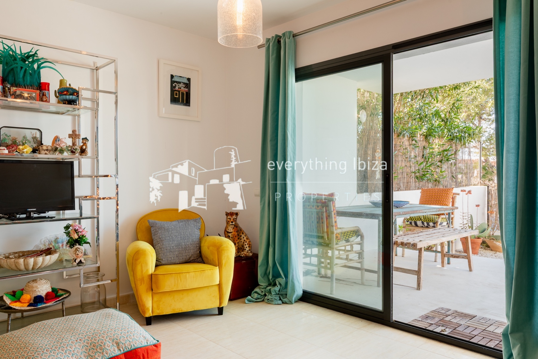 Ground Floor Corner Apartment with Contemporary Bohemium Charm Close to the Nearby Beach - for sale by everything ibiza Properties - ref. 1894