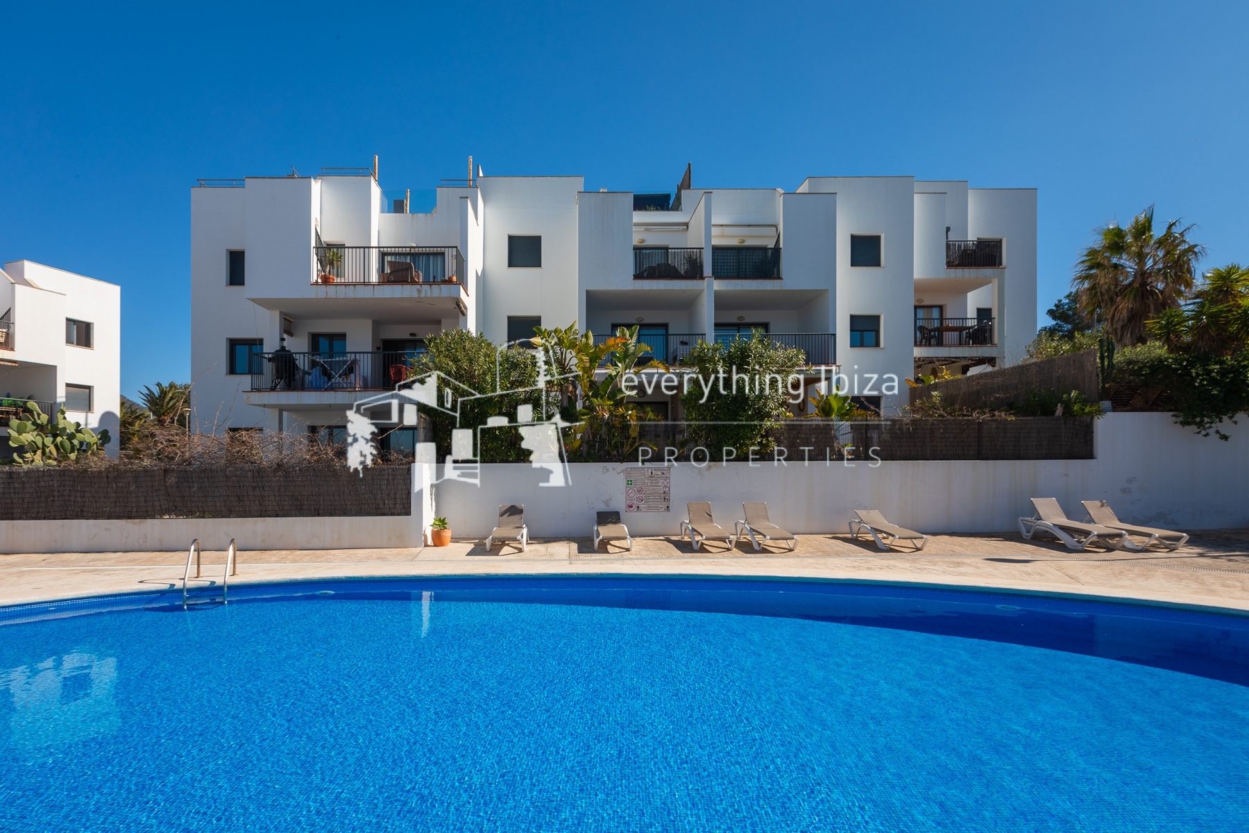 Ground Floor Corner Apartment with Contemporary Bohemium Charm Close to the Nearby Beach - for sale by everything ibiza Properties - ref. 1894