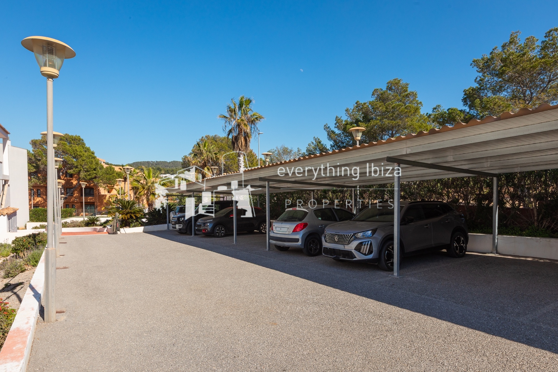 Ground Floor Corner Apartment with Contemporary Bohemium Charm Close to the Nearby Beach - for sale by everything ibiza Properties - ref. 1894