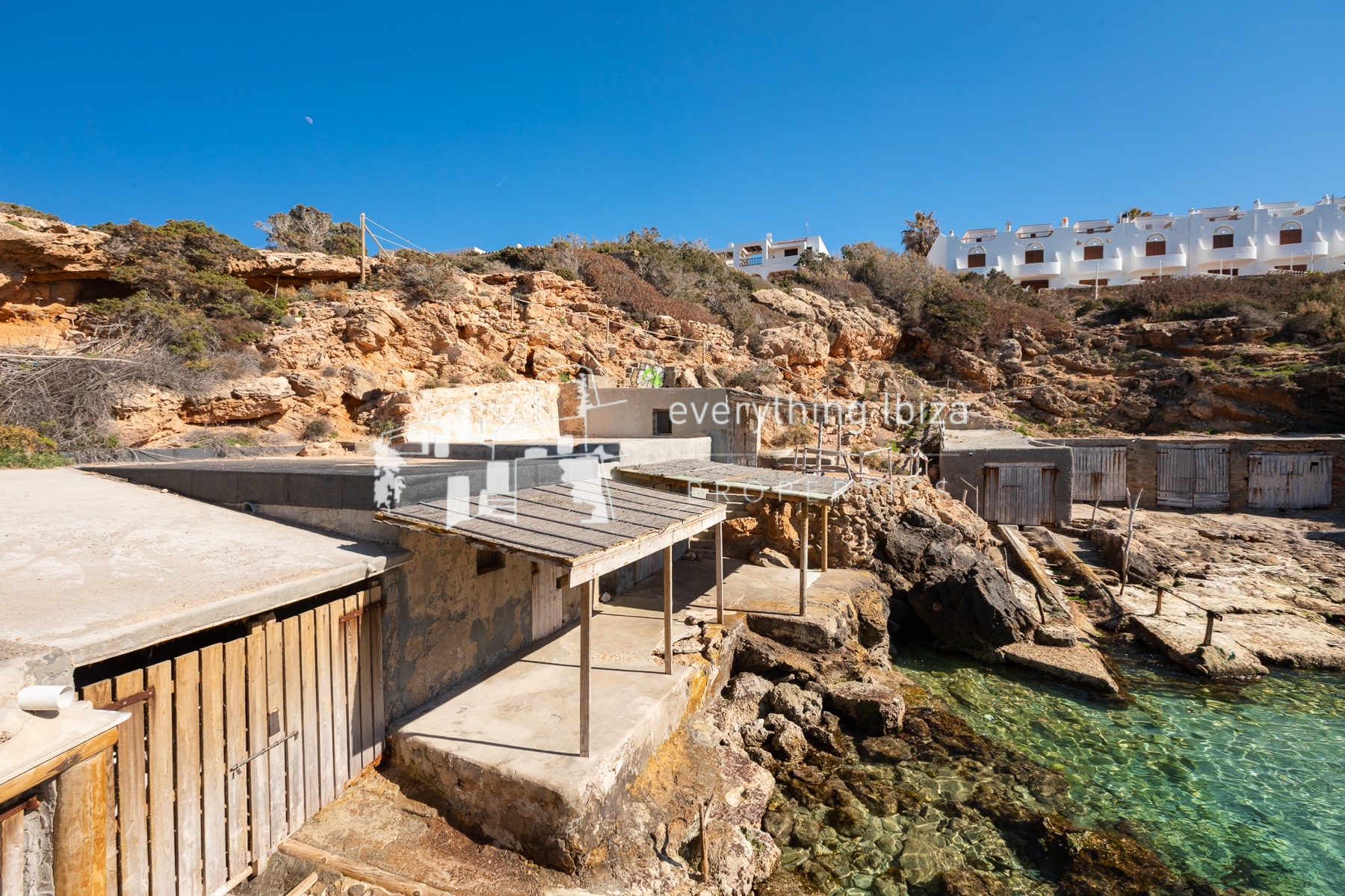 Ground Floor Corner Apartment with Contemporary Bohemium Charm Close to the Nearby Beach - for sale by everything ibiza Properties - ref. 1894