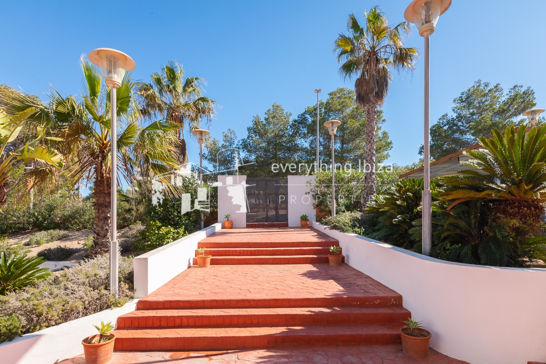Ground Floor Corner Apartment with Contemporary Bohemium Charm Close to the Nearby Beach - for sale by everything ibiza Properties - ref. 1894