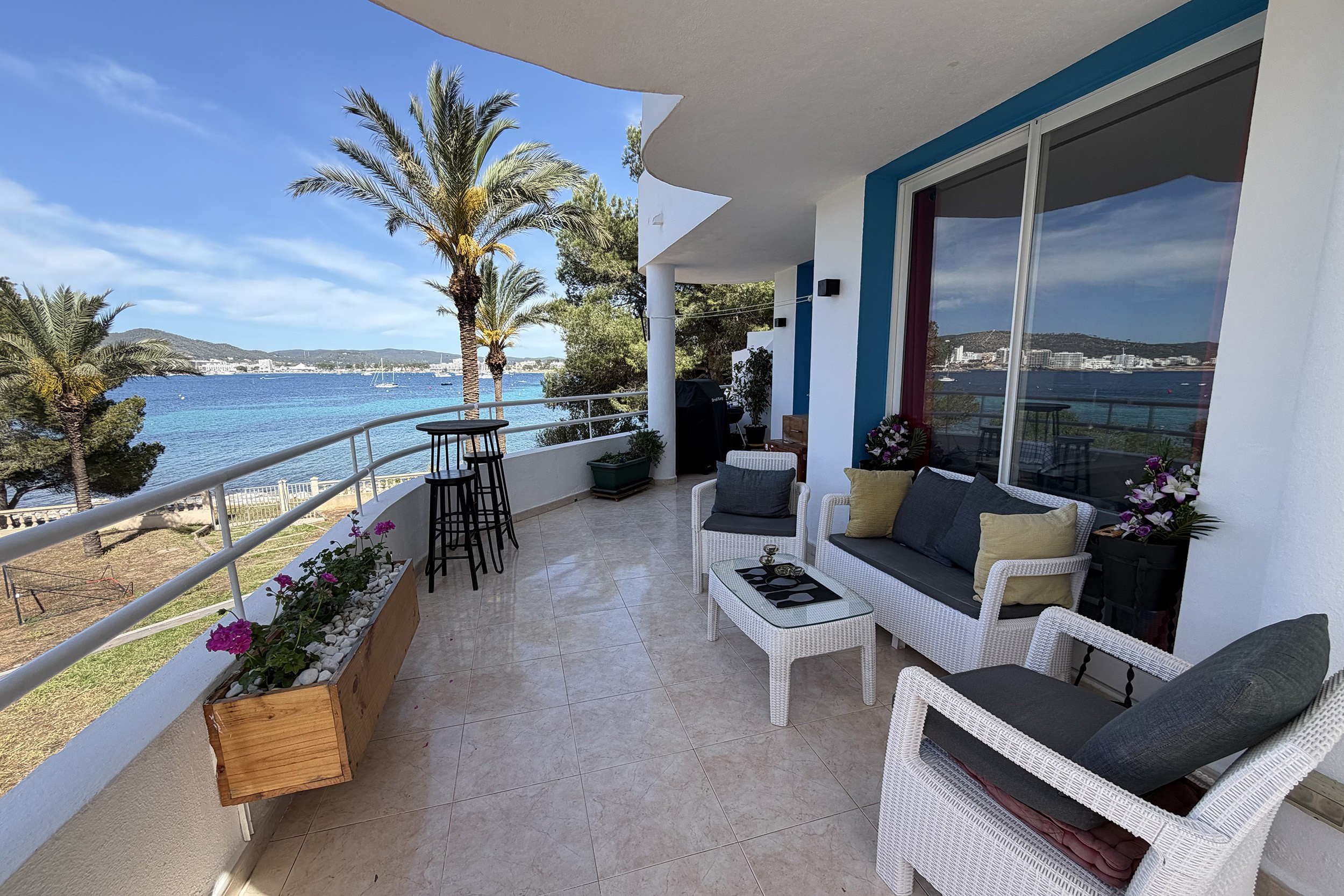 Superbly Located Apartment Close to the Nearby Beach with Stunning Sea & Bay Views
