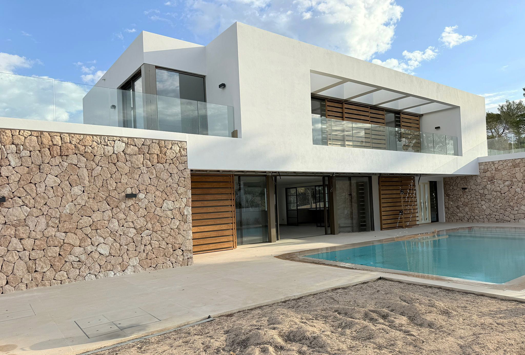 New Built Cosmopolitan Villa of Sustainable Quality & Design Close to Jesus Village